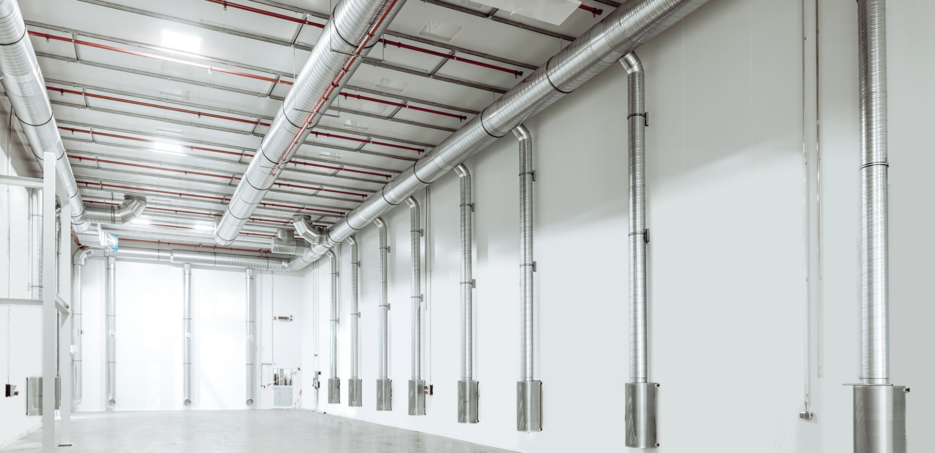 Produktionshalle mit Leitungen entlang der Wand