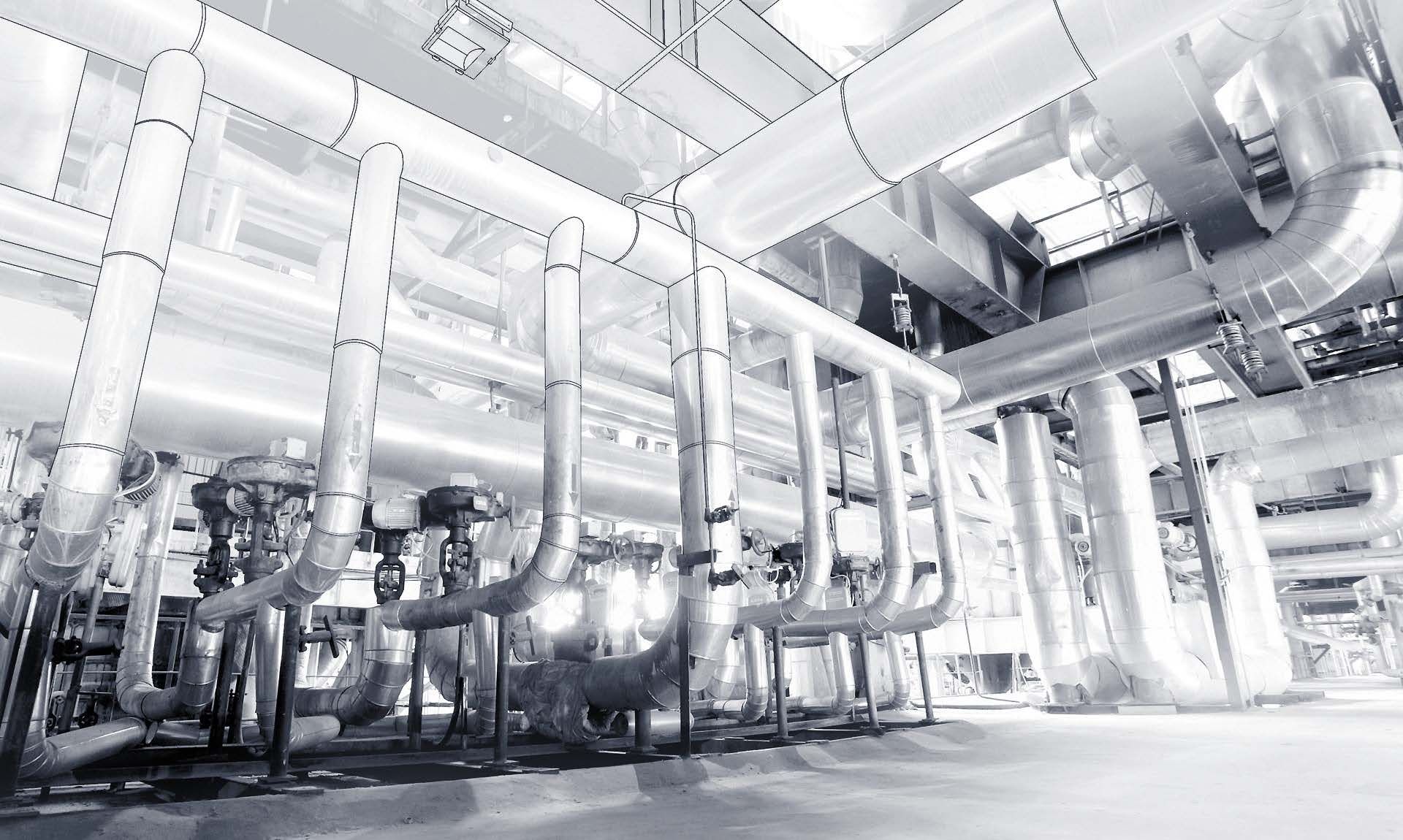 Gedämmte Rohrleitungen mit Regelarmaturen in einer hellen Technikzentrale