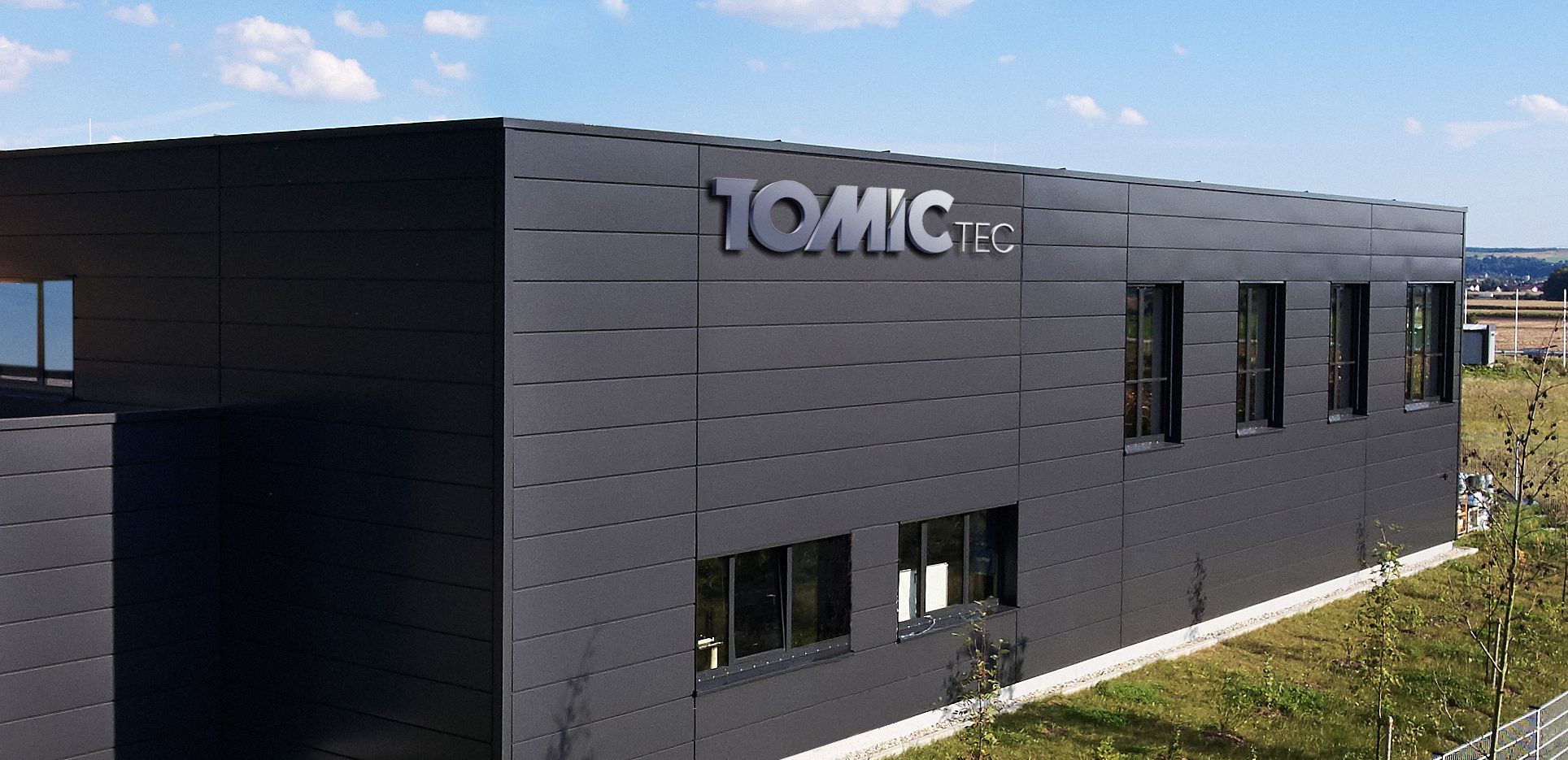 Gebäude von Tomic TEC mit Logo an der Fassade